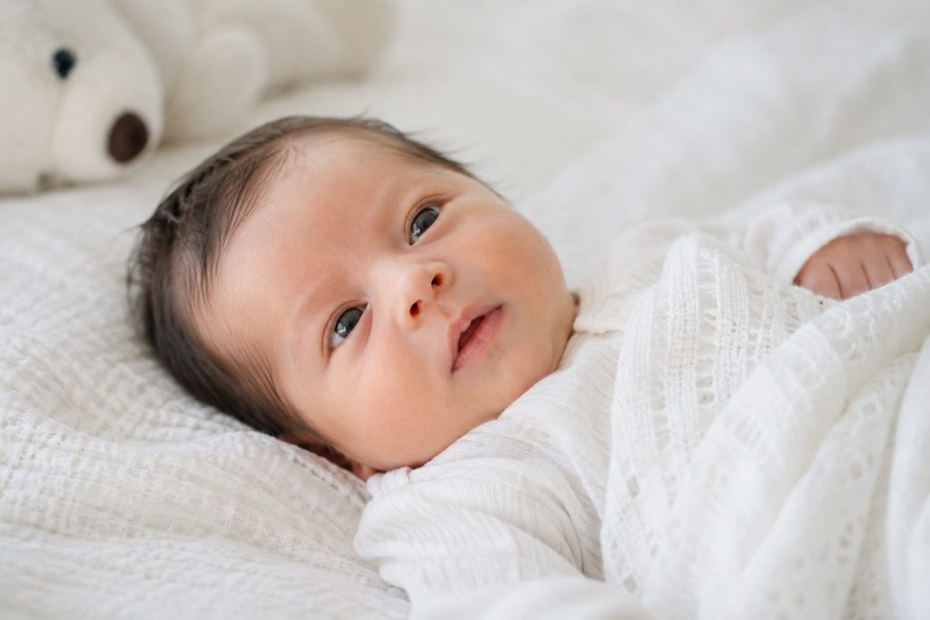 What a 1 month old is dealing with - Is it normal if my 1-month-old doesn't smile yet? Honest answers for the parents who are already Googling at midnight.
